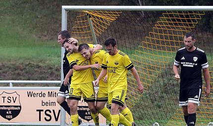 Simon Alt (links) vom TSV Breiteng&uuml;&szlig;bach begl&uuml;ckw&uuml;nscht den Torsch&uuml;tzen zum 3:0, Lukas Schuberth; rechts daneben ihr Teamkollege  Ali Dayan.sportpress