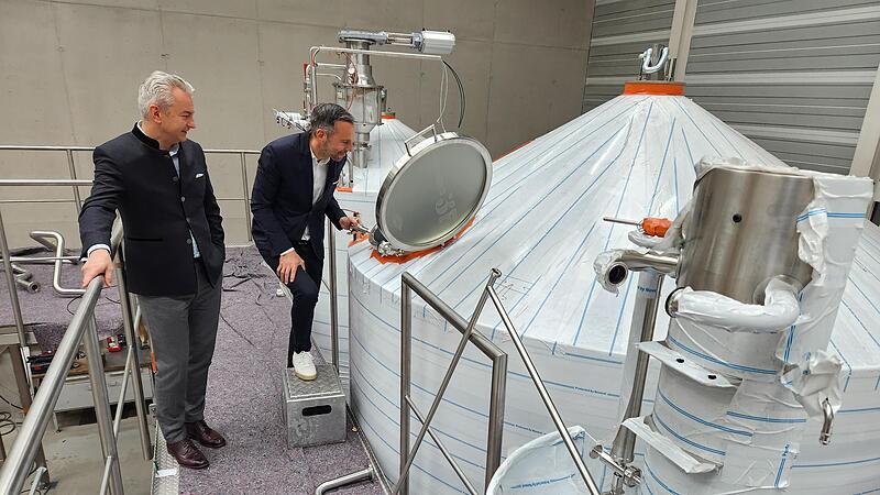 Bekannt f&uuml;r Qualit&auml;t aus Bamberg: Gesch&auml;ftsf&uuml;hrer Kai Neubauer (links) und Inhaber Johannes Schulz-Hess in der Werkshalle der Firma Kaspar Schulz.