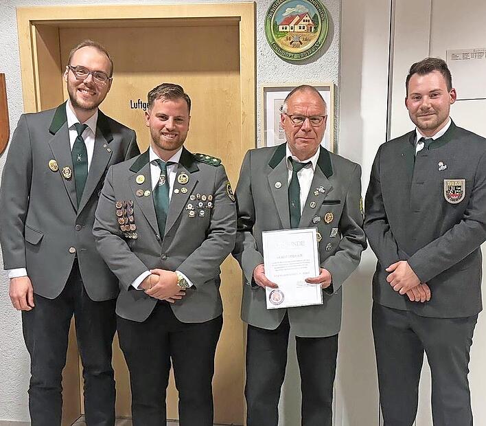 Bei der Ehrung (v. l.): stellvertretender Bezirksjugendleiter Jonas Hoeß, stellvertretender Bezirksjugendleiter Cedrik Müller, Horst Pislcajt und Bezirksjugendleiter Tobias Horcher. Bei der Ehrung (v. l.): stellvertretender Bezirksjugendleiter Jonas Hoeß, stellvertretender Bezirksjugendleiter Cedrik Müller, Horst Pislcajt und Bezirksjugendleiter Tobias Horcher.