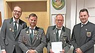 Bei der Ehrung (v.&nbsp;l.): stellvertretender Bezirksjugendleiter Jonas Hoe&szlig;, stellvertretender Bezirksjugendleiter Cedrik M&uuml;ller, Horst Pislcajt und Bezirksjugendleiter Tobias Horcher.