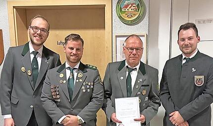 Bei der Ehrung (v.&nbsp;l.): stellvertretender Bezirksjugendleiter Jonas Hoe&szlig;, stellvertretender Bezirksjugendleiter Cedrik M&uuml;ller, Horst Pislcajt und Bezirksjugendleiter Tobias Horcher.