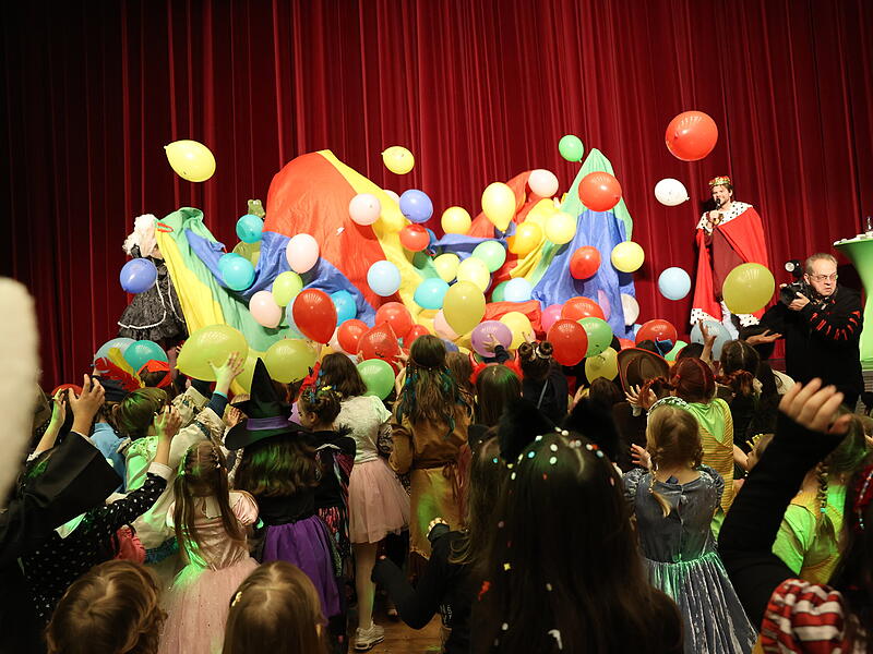 Hier kommt der gro&szlig;e Luftballonregen &ndash; und alle wurden zerplatzt.