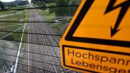 Hochspannung - Lebensgefahr an der Bahnstrecke Hochspannung - Lebensgefahr an der Bahnstrecke