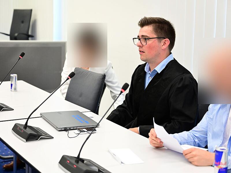 Landgericht Bamberg Drogen Online-Shop Darknet Pygmalion Rechtsanwalt Felix Neukranz aus Bergisch Gladbach und die beiden Angeklagten kurz vor Prozessbeginn.