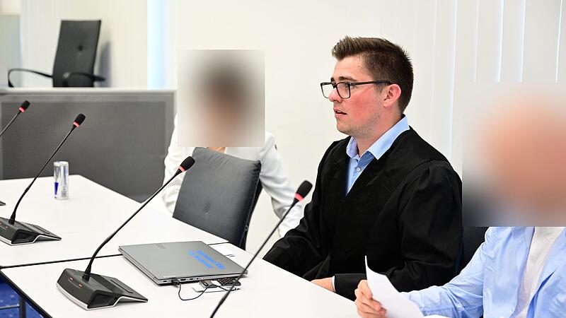 Rechtsanwalt Felix Neukranz aus Bergisch Gladbach und die beiden Angeklagten kurz vor Prozessbeginn.