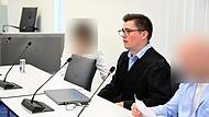 Landgericht Bamberg Drogen Online-Shop Darknet Pygmalion Rechtsanwalt Felix Neukranz aus Bergisch Gladbach und die beiden Angeklagten kurz vor Prozessbeginn.