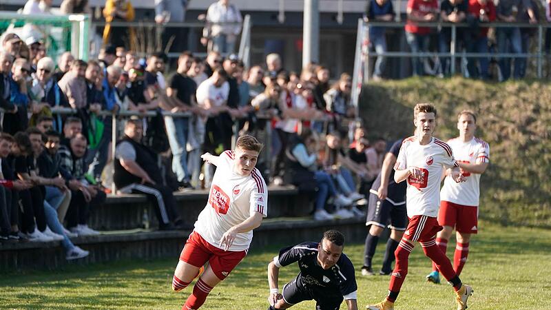 Der VfB Einberg (wei&szlig;e Trikots) kam im Derby gegen die SG M&ouml;nchr&ouml;den II/R&ouml;dental nicht &uuml;ber ein 1:1 hinaus.