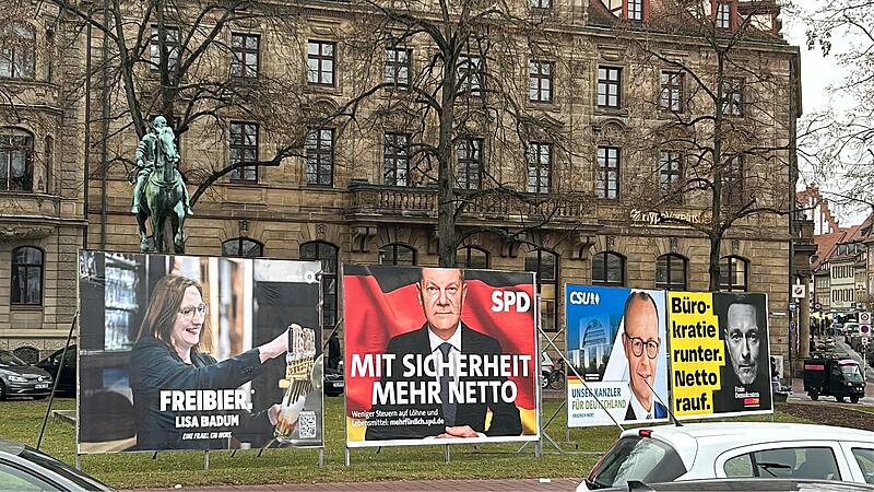 Freibier: Lisa Badum wirbt am Schönleinsplatz in Bamberg mit einem ebenso klaren wie ungewöhnlichen Slogan.