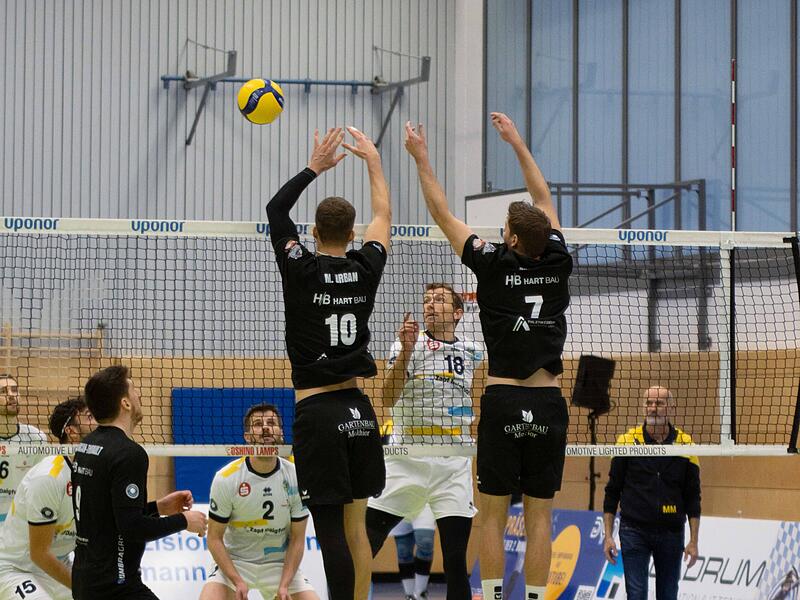 Melf Urban (Iinks) und Robin Stolle blocken im Derby einen Schmetterball des SV Schwaig.