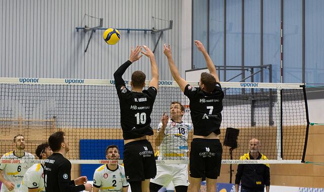 Melf Urban (Iinks) und Robin Stolle blocken im Derby einen Schmetterball des SV Schwaig.