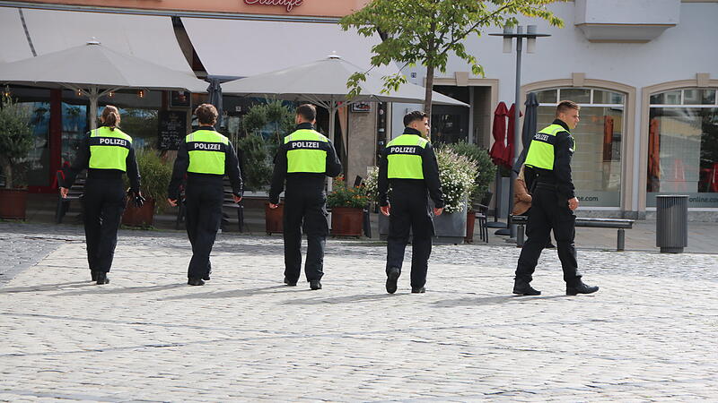 Gro&szlig;einsatz der Polizei in Coburger Innenstadt: Nach einem T&ouml;tungsdelikt, das sich vor Wochenfrist in einer Wohnung in der Rosengasse ereignet hat, wird noch immer nach der Tatwaffe gesucht.