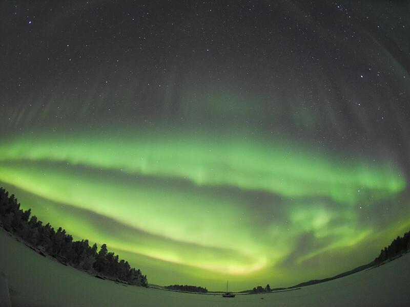 Was f&uuml;r ein himmlisches Spektakel: &Uuml;ber dem zugefrorenen Inarisee im finnischen Teil Lapplands f&auml;rbt der Himmel sich pl&ouml;tzlich neongr&uuml;n.