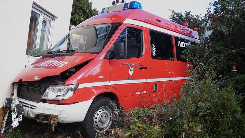 Der Feuerwehrbus prallte gegen eine Hauswand.