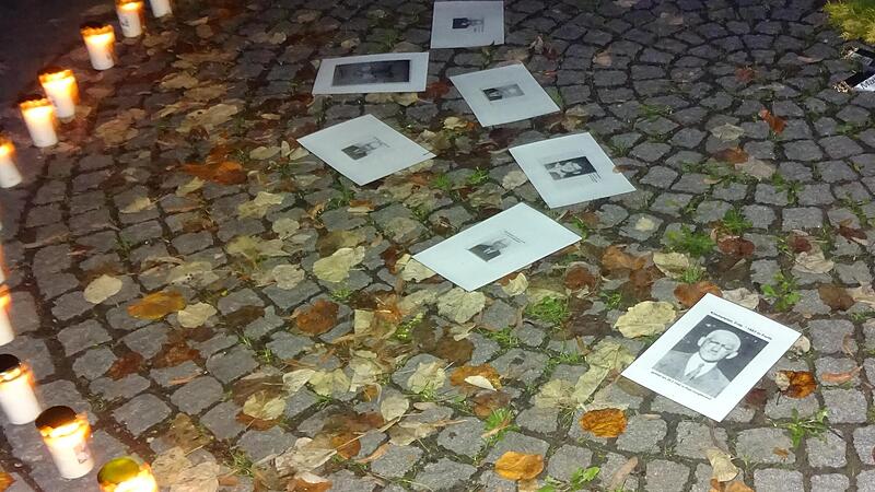 Kerzen und Fotos erinnerten an die 29 aus Forth stammenden Opfer des Nationalsozialismus.