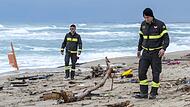 Die Polizei untersucht Treibgut am Strand in Steccato Di Cutro. Rettungskräfte suchen zu Wasser und aus der Luft weiter nach Dutzenden von Menschen, die nach einem Schiffsunglück vor der süditalienischen Küste noch immer vermisst werden.