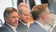 Bundeskanzler Olaf Scholz (M), Robert Habeck (l.), Bundesminister f&uuml;r Wirtschaft und Klimaschutz, und Christian Lindner (FDP), Bundesminister der Finanzen, in einer Pressekonferenz zum Haushaltsplan 2025. Sie sind mit dem Entwurf  immer noch im Ve...