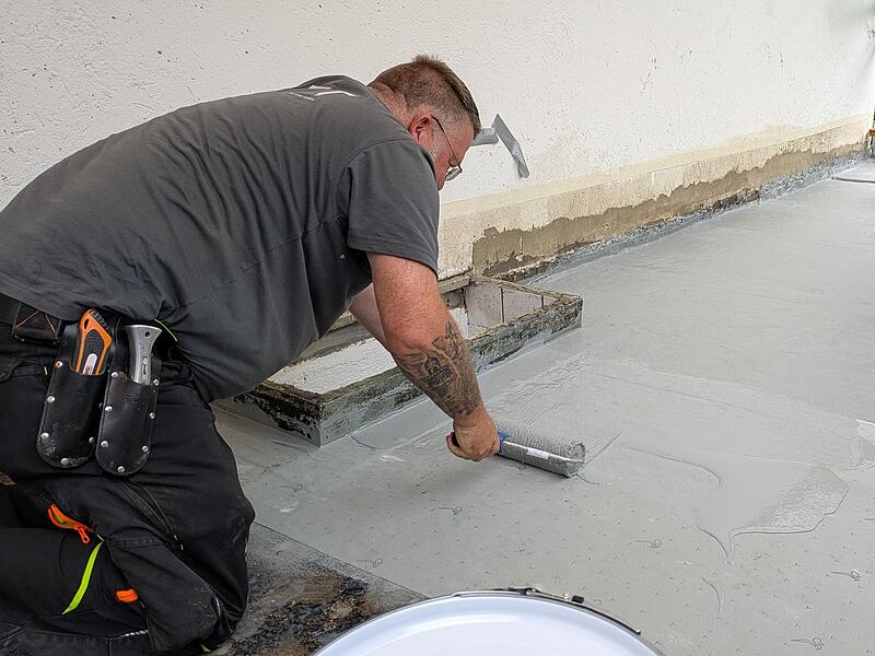 Mirko Köhler von EFT Eschenbacher Flachdachtechnik bringt mit einer Rolle Kemperol auf, um die Terrasse an der Kulmbacher Wolfskehle gegen Wasser abzudichten. Mirko Köhler von EFT Eschenbacher Flachdachtechnik bringt mit einer Rolle Kemperol auf, um die Terrasse an der Kulmbacher Wolfskehle gegen Wasser abzudichten.