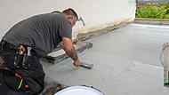 Mirko Köhler von EFT Eschenbacher Flachdachtechnik bringt mit einer Rolle Kemperol auf, um die Terrasse an der Kulmbacher Wolfskehle gegen Wasser abzudichten. Mirko Köhler von EFT Eschenbacher Flachdachtechnik bringt mit einer Rolle Kemperol auf, um die Terrasse an der Kulmbacher Wolfskehle gegen Wasser abzudichten.