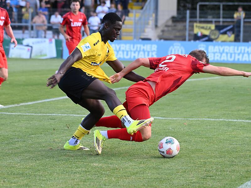 Kelvin Onuigwe (gelbes Trikot) und die SpVgg Bayreuth empfangen Spitzenreiter Illtertissen.