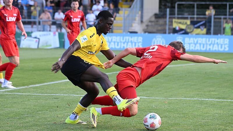 Kelvin Onuigwe (gelbes Trikot) und die SpVgg Bayreuth empfangen Spitzenreiter Illtertissen. Kelvin Onuigwe (gelbes Trikot) und die SpVgg Bayreuth empfangen Spitzenreiter Illtertissen.