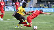 Kelvin Onuigwe (gelbes Trikot) und die SpVgg Bayreuth empfangen Spitzenreiter Illtertissen. Kelvin Onuigwe (gelbes Trikot) und die SpVgg Bayreuth empfangen Spitzenreiter Illtertissen.