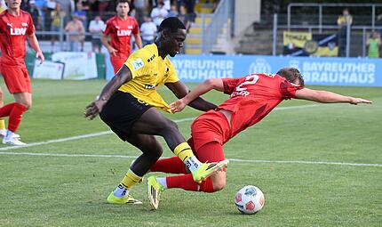 Kelvin Onuigwe (gelbes Trikot) und die SpVgg Bayreuth empfangen Spitzenreiter Illtertissen. Kelvin Onuigwe (gelbes Trikot) und die SpVgg Bayreuth empfangen Spitzenreiter Illtertissen.