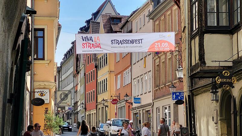 Die Werbung f&uuml;r das Stra&szlig;enfest h&auml;ngt bereits prominet in Coburg