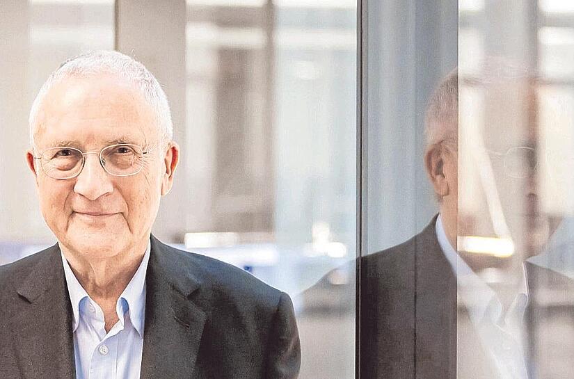 Jahrzehntelang hat er die politische Landschaft in Deutschland vermessen. Jetzt will Manfred G&uuml;llner (84) sich ein St&uuml;ck weit zur&uuml;ckziehen.