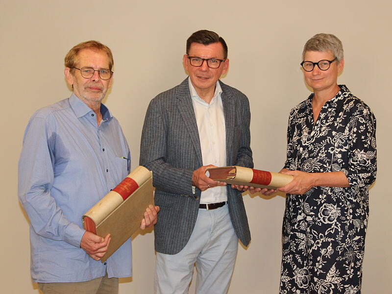 Roland Heinlein (Kreisarchiv- und Heimatpfleger) und Armin Warmuth (B&uuml;rgermeister) nehmen den Nachlass von Cornelia K&ouml;berlein entgegen.