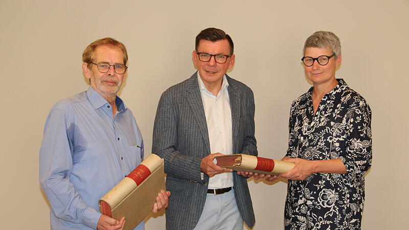 Roland Heinlein (Kreisarchiv- und Heimatpfleger) und Armin Warmuth (B&uuml;rgermeister) nehmen den Nachlass von Cornelia K&ouml;berlein entgegen.