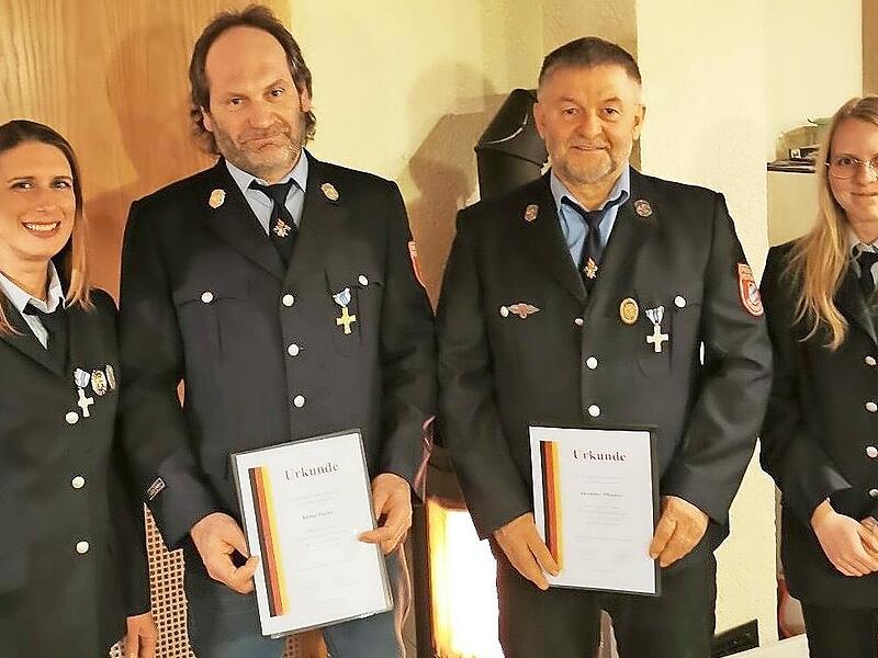 Ehrungen bei der Feuerwehr: (von links) Jeannette Buchert, Rainer Fischer, Alexander Pf&auml;ndner sowie Anna Jasper.