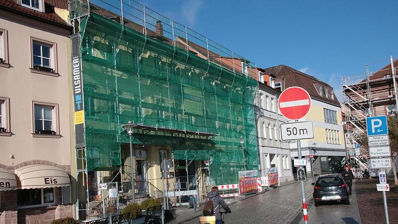 Obwohl das Gebäude selbst mittlerweile eingerüstet ist, sorgen Bauzäune davor für Behinderungen. Nicht nur im Stadtrat gibt es Kritik an der Situation, völlig offen ist die Frage, wie es mit dem Gebäude weitergehen soll. Obwohl das Gebäude selbst mittlerweile eingerüstet ist, sorgen Bauzäune davor für Behinderungen. Nicht nur im Stadtrat gibt es Kritik an der Situation, völlig offen ist die Frage, wie es mit dem Gebäude weitergehen soll.