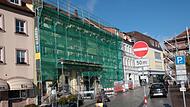 Obwohl das Geb&auml;ude selbst mittlerweile einger&uuml;stet ist, sorgen Bauz&auml;une davor f&uuml;r Behinderungen. Nicht nur im Stadtrat gibt es Kritik an der Situation, v&ouml;llig offen ist die Frage, wie es mit dem Geb&auml;ude weitergehen soll.