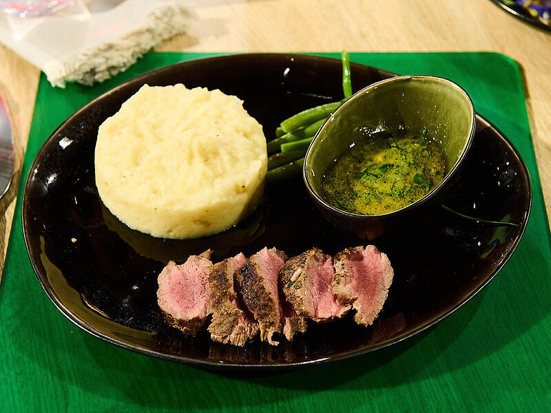 ZDF Küchenschlacht Anna Müller Großensee Küchenschlacht Kandidatin Anna Müller setzt bei ihren Gerichten auf unterschiedlichste Geschmäcker. Mit ihrem Rezept für Lammrücken mit Mint-Petersilie-Vinaigrette, Sellerie-Apfel-Stampf und grünen Bohnen hat sie die erste Runde des TV-Wettstreits am Montag, 21. Juli, bestanden.