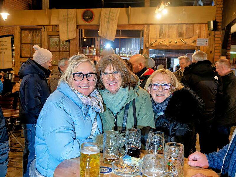 Bockbieranstich im Fässla-Keller Bamberg 2025: Klicken Sie sich durch die schönsten Bilder und entdecken Sie sich mit etwas Glück selbst.