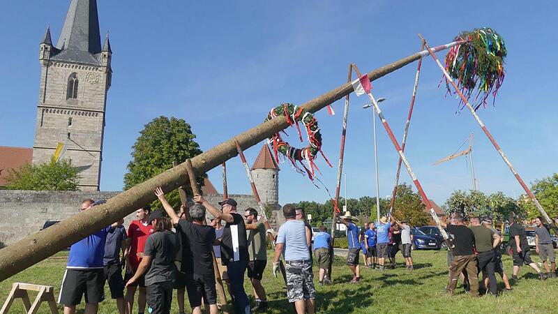 Die Kirchweihgesellschaft in Hannberg stellt den Kirchweihbaum auf.