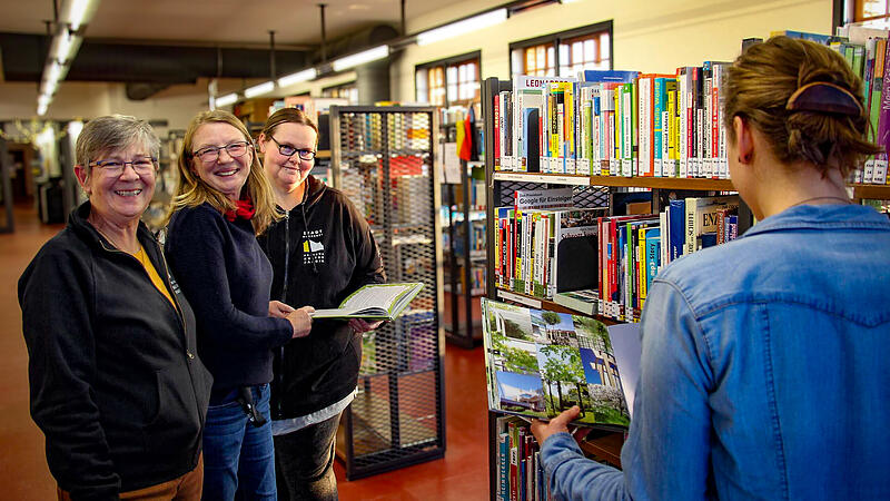 Heike Brehm (links) ist die neue Leiterin der Stadtb&uuml;cherei in H&ouml;chstadt. Mit zum Team geh&ouml;ren (von links) Regina Poscher und Kerstin Schulze.
