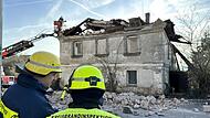 Die Feuerwehrleute nutzten eine Drehleiter, um nach Opfern zu suchen. Die Feuerwehrleute nutzten eine Drehleiter, um nach Opfern zu suchen.