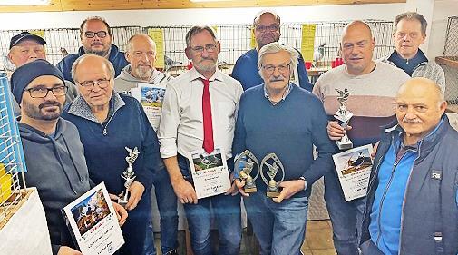 Die erfolgreichsten Züchter der freien Jungtaubenausstellung der Einsatzstelle Bischberg sowie die Einsatzstellensieger des Reisejahres 2025. Die erfolgreichsten Züchter der freien Jungtaubenausstellung der Einsatzstelle Bischberg sowie die Einsatzstellensieger des Reisejahres 2025.