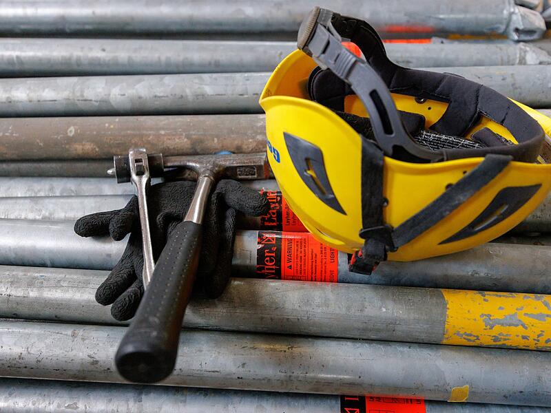 Werkzeug und Helm auf Baustelle