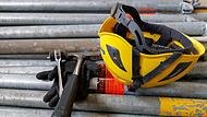 Werkzeug und Helm auf Baustelle
