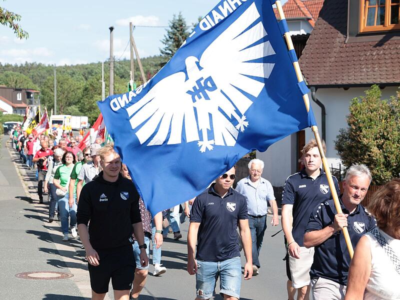 Die DJK-Wallfahrt zieht durch Hallerndorf.Forchheim & Fränkische Schweiz Die DJK-Wallfahrt zieht durch Hallerndorf.