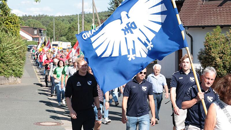 Die DJK-Wallfahrt zieht durch Hallerndorf.