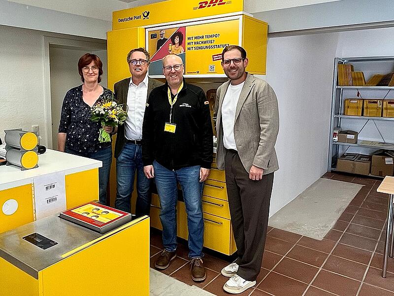 &Uuml;ber die Er&ouml;ffnung freuen sich (v. l.):  Die Mitarbeiterin der neuen Postfiliale, F. B&aacute;lint, B&uuml;rgermeister Benedikt Graf von Bentzel, Vertriebsmanager Ralf Gans sowie Hauptamtsleiter Sebastian Kramer von der Gemeinde Heroldsbach.