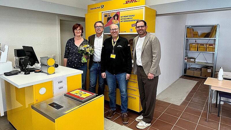 &Uuml;ber die Er&ouml;ffnung freuen sich (v. l.):  Die Mitarbeiterin der neuen Postfiliale, F. B&aacute;lint, B&uuml;rgermeister Benedikt Graf von Bentzel, Vertriebsmanager Ralf Gans sowie Hauptamtsleiter Sebastian Kramer von der Gemeinde Heroldsbach.