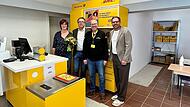 &Uuml;ber die Er&ouml;ffnung freuen sich (v. l.):  Die Mitarbeiterin der neuen Postfiliale, F. B&aacute;lint, B&uuml;rgermeister Benedikt Graf von Bentzel, Vertriebsmanager Ralf Gans sowie Hauptamtsleiter Sebastian Kramer von der Gemeinde Heroldsbach.