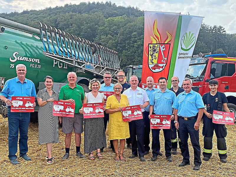 Die Initiatoren stehen vor einem riesigen Wasserwagen und einem Feuerwehrauto.