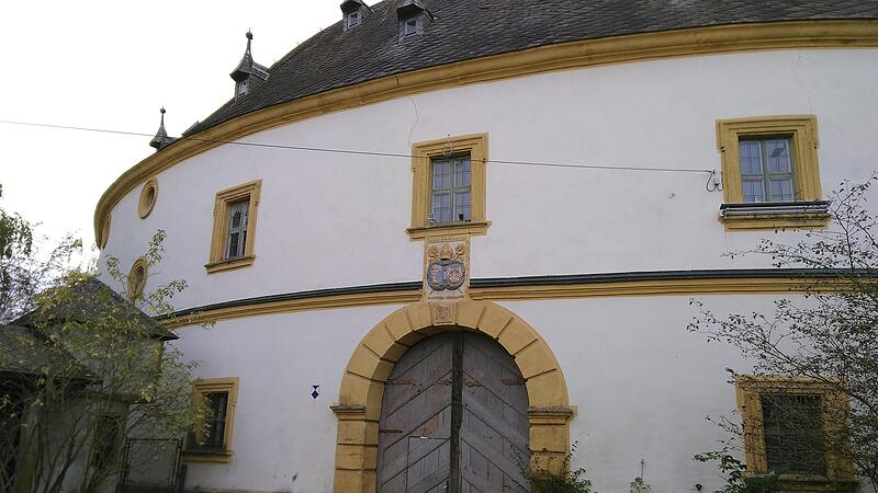 Das Eingangsportal des markanten Rundbaus aus dem 17. Jahrhundert