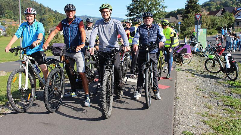 Startschuss auf dem Rhönexpress-Radweg: Am Sonntag, 22. September, zog die Erlebnis-Radtour nicht nur Bürgermeister und Stadträte an. Viele Familien nutzten den spätsommerlichen Tag für einen Ausflug.