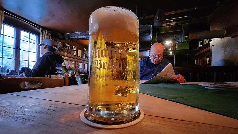 Ein Pils in der altehrw&uuml;rdigen Stube der Bamberger Traditionsbrauerei Mahr. Karl Heinz Stahlmann kommt beinahe jeden Tag hier her und liest seine Zeitung &ndash; seit 1957.